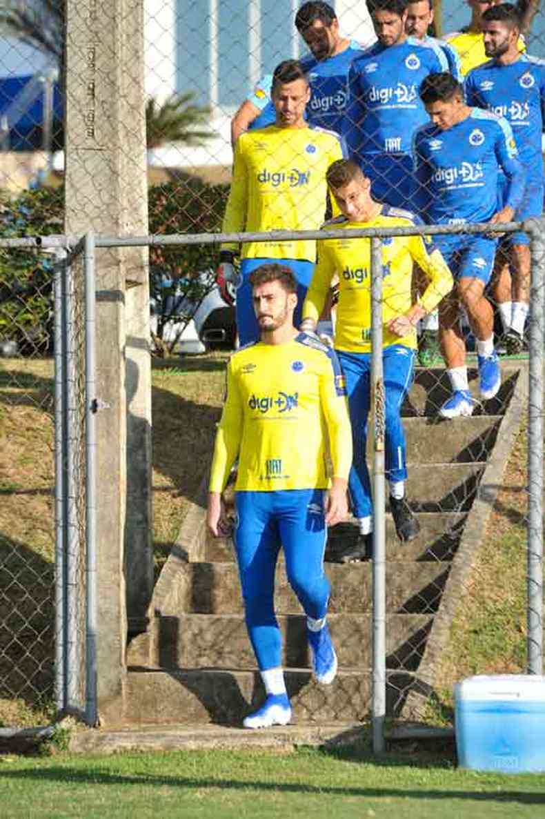 Goleiro Rafael, que chegou  Toca da Raposa com 13 anos,  espelho para promessas como o armador Maurcio (abaixo), que aos 18 vem tendo oportunidade no profissional(foto: Juarez Rodrigues/EM/D.A Press - 30/5/19)