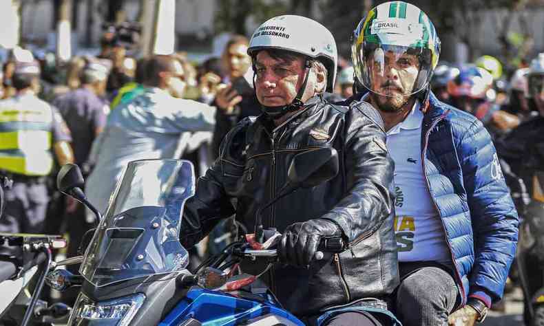 Bolsonaro passeia de moto em So Paulo