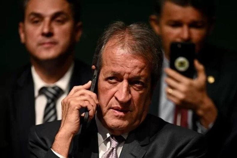Valdemar da Costa Neto fala no telefone 