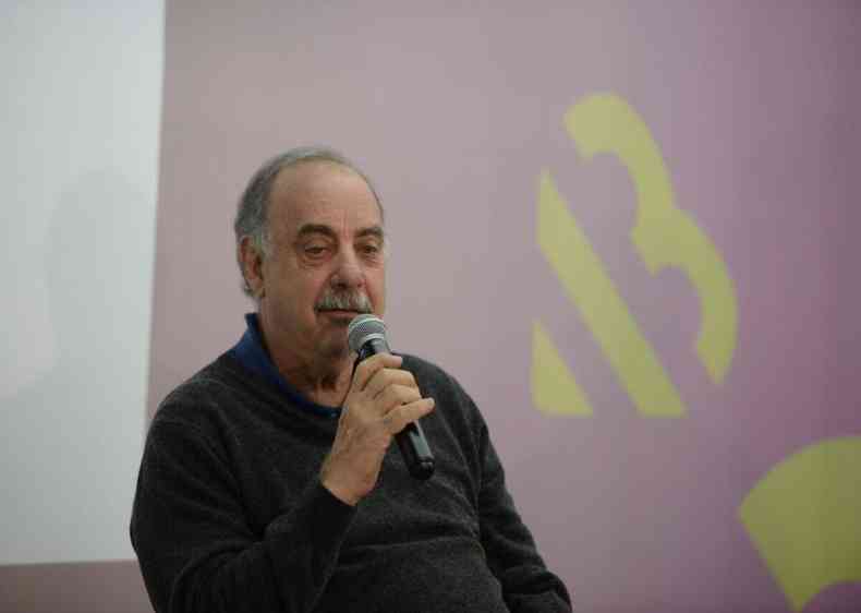 De blusa escura, prefeito de BH Fuad Noman participa de evento na Bienal Mineira do Livro