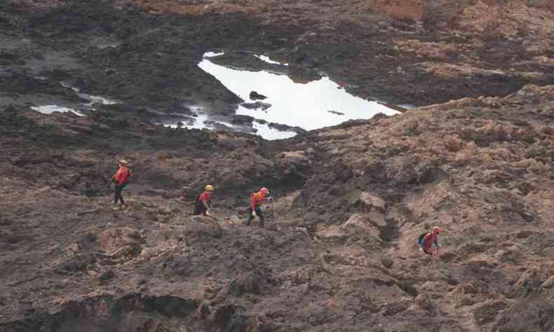 Aps o trmino da celebrao, est prevista uma caminhada at o letreiro de entrada de Brumadinho