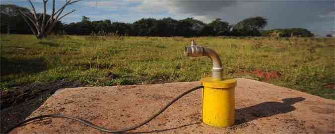 Poo de captao abandonado por falta de gua na zona rural de Araguari(foto: Leandro Couri/EM/DA Press)