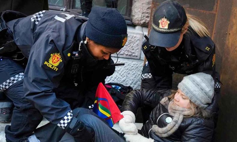 Imagem de Greta Thunberg sendo presa na Noruega