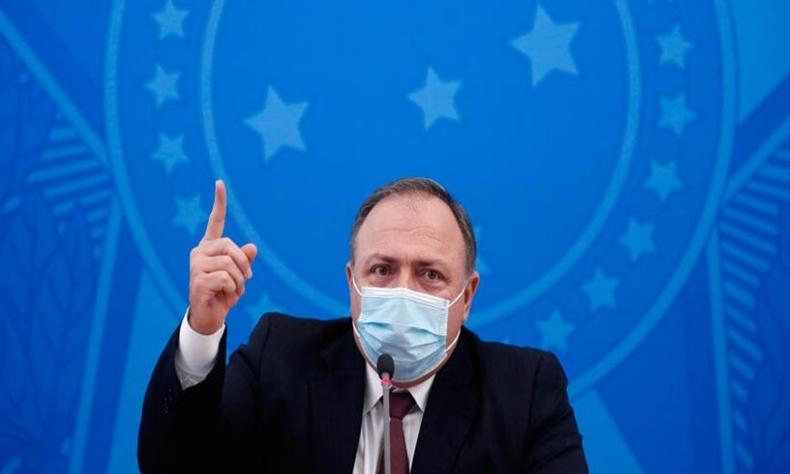 Ministro Eduardo Pazuello parece no saber quando ter a vacina disponvel (foto: SERGIO LIMA/AFP)