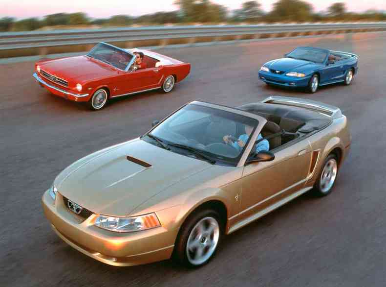 Vrias geraes do Ford Mustang juntas provam que o mercado ainda se interessa pela ideia do executivo(foto: Ford/Divulgao)