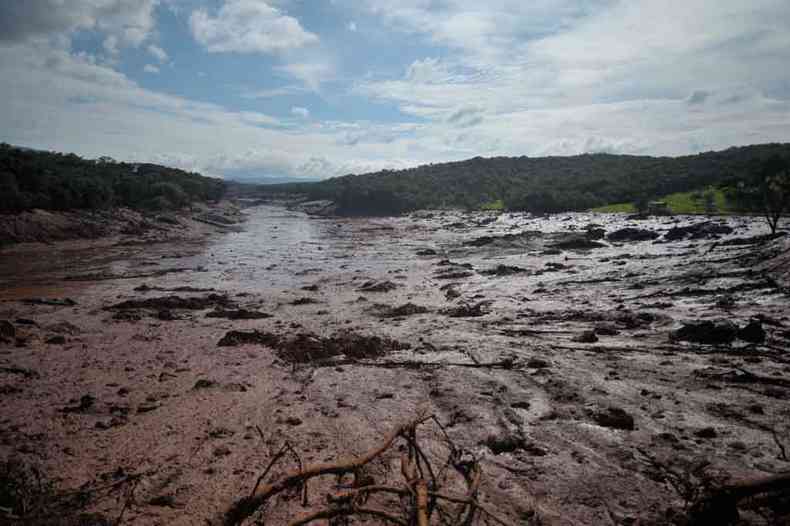 A lama de rejeitos inunda o Crrego do Feijo, aps o rompimento da barragem da mineradora Vale, em Brumadinho(foto: Alexandre Guzanshe/EM/D.A.Press)