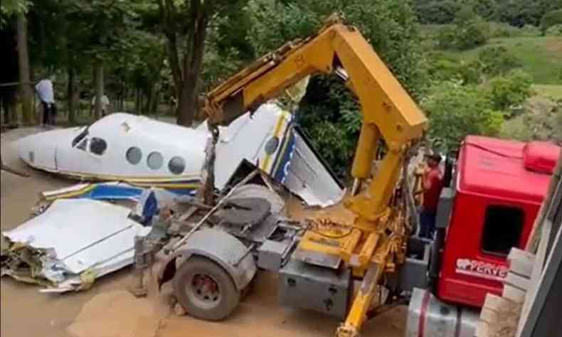 Destroços do avião que levava Marília Mendonca
