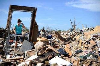 Moradores retornaram às antigas casas em busca de objetos pessoais e para fazer a limpeza (foto: JEWEL SAMAD / AFP) Moradores retornaram às antigas casas em busca de objetos pessoais e para fazer a limpeza (foto: JEWEL SAMAD / AFP)