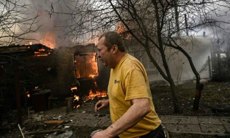 Homem corre enquanto casa pega fogo