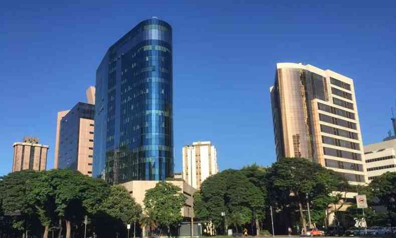 Cu sem nuvens e alguns prdios e rvores em Belo Horizonte