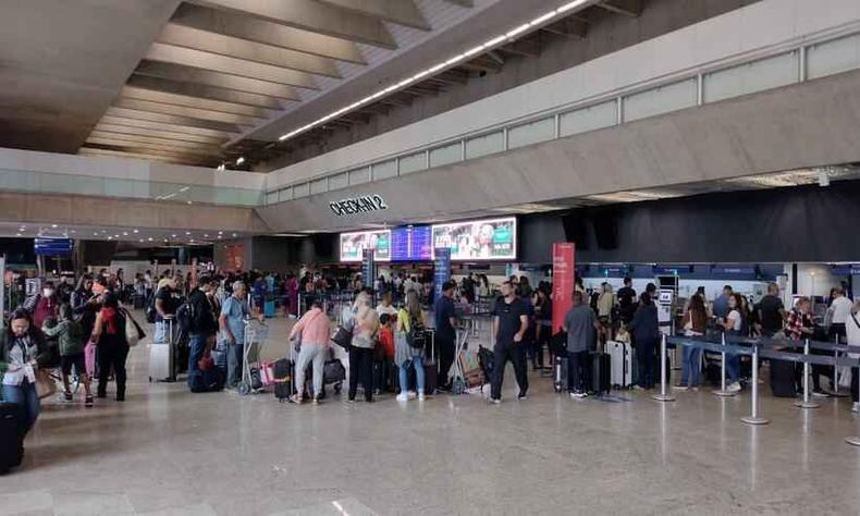 movimento no aeroporto de confins