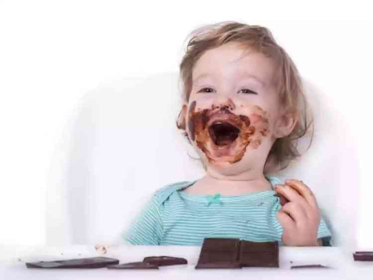 Beb comendo chocolate