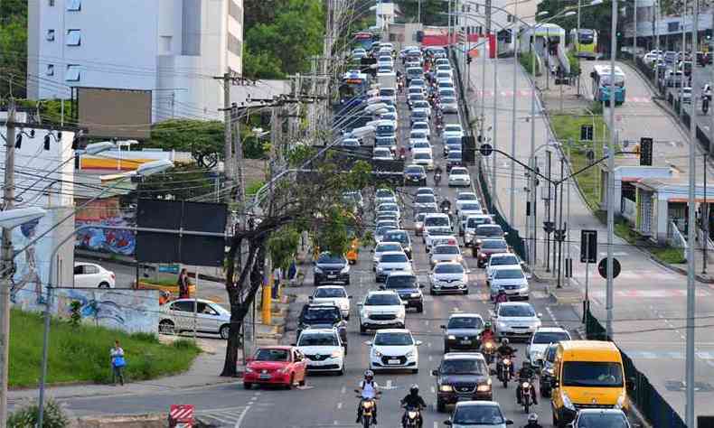 Avenida Cristiano Machado: nmero elevado de carros em circulao trava o trnsito na cidade(foto: Ramon Lisboa/EM/DA Press)