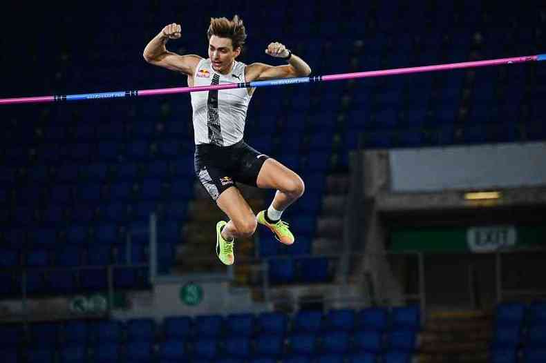 Duplantis e o salto de 6,15m que superou a marca do lendrio Sergey Bubka(foto: ANDREAS SOLARO/AFP)
