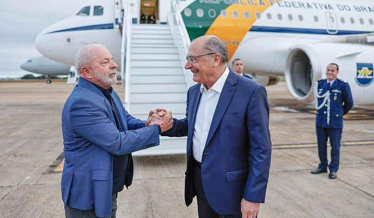 Lula e Alckmin dando um aperto de mãos