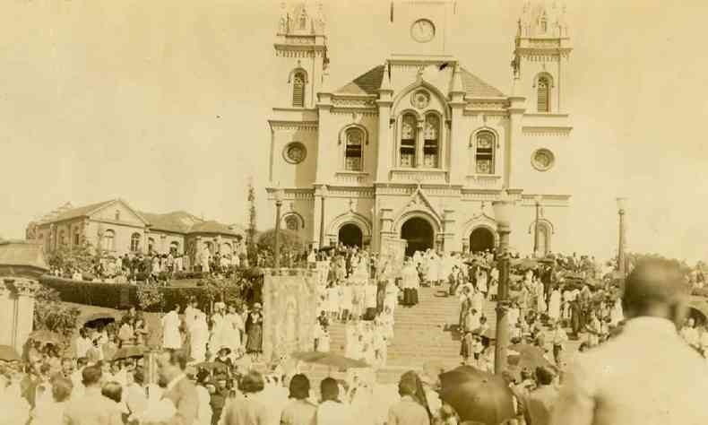 foto antiga em spia mostra dezenas de pessoas na entrada da igreja so jos, no Centro de BH
