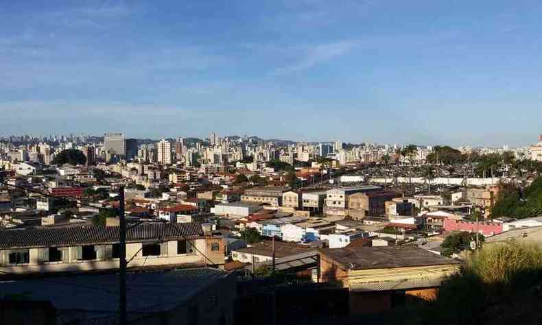 Belo Horizonte amanheceu com céu claro e algumas nuvens(foto: Edesio Ferreira/EM/D.A Press)