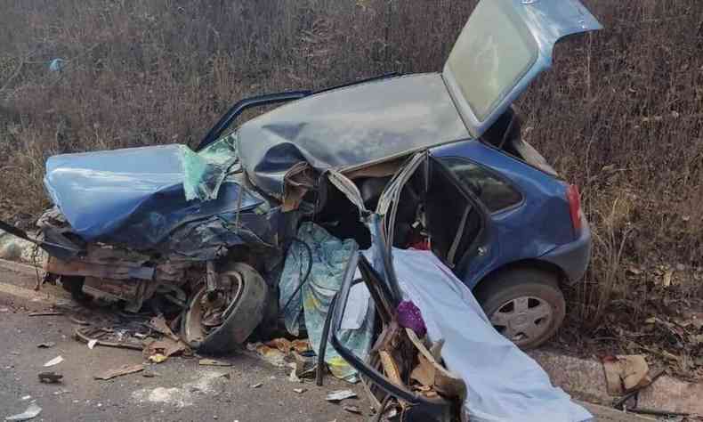 Carro ficou completamente destrudo no acidente