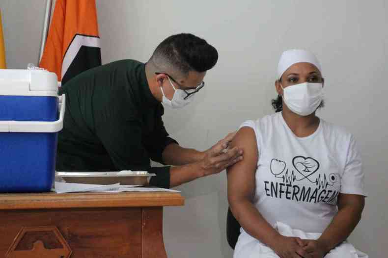 Enfermeira de Divinpolis  vacinada no primeiro dia da campanha na cidade: trabalhadores de apoio da sade entraram na lista no sbado(foto: Pablo Santos/EM/D.A Press 19/1/21)