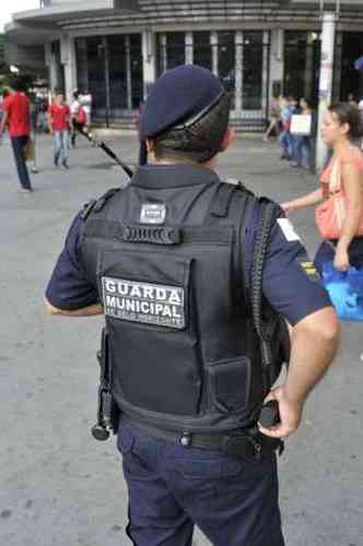 Guardas municipais na Praa Sete: uso de armas de fogo comeou ontem (foto: Juarez Rodrigues/EM/D.A Press)