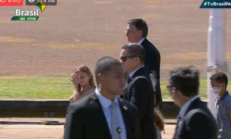 O presidente acompanhado por crianas nas comemoraes do 7 de Setembro, em Braslia(foto: Reproduo/Facebook)
