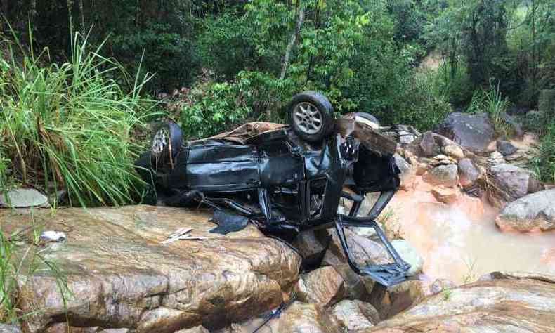 Carro parou com as rodas para o alto depois de cair na ribanceira(foto: Anjos do Asfalto/Divulgao)