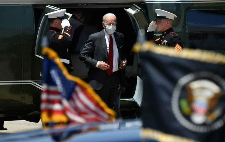 Biden desce de limusine oficial, usando m�scara e protegido por dois soldados