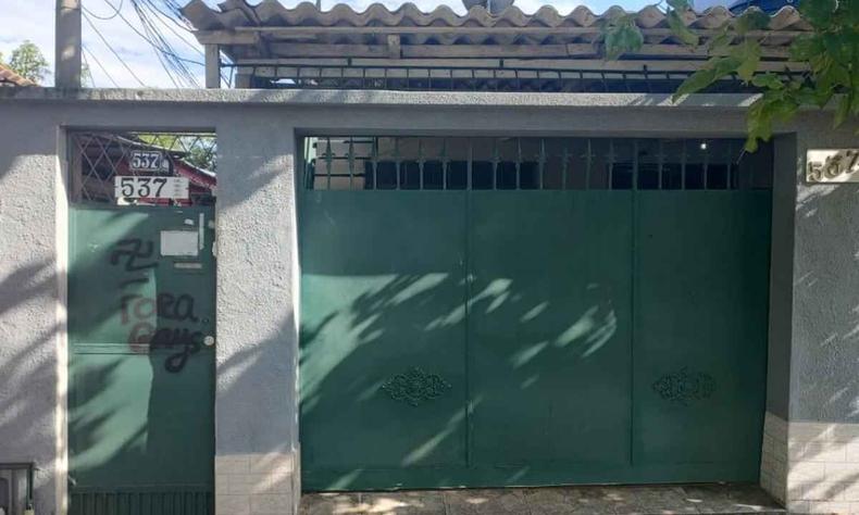 Porto verde com sustica nazista e escrito fora gay. 