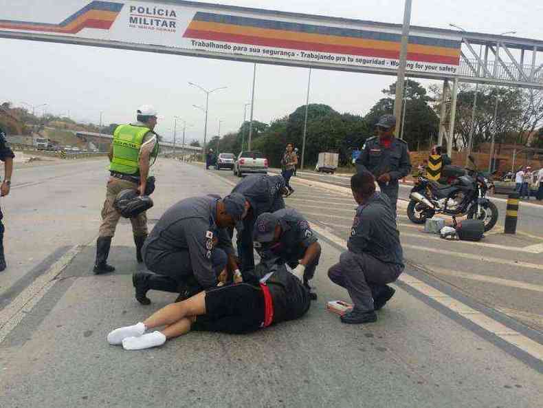 Durante a blitz, motociclista ficou ferido ao bater em um carro(foto: Paulo Filgueiras/EM/D.A.Press)