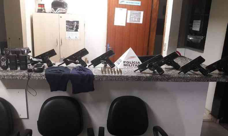 Armas so de fabricao caseira e a PM acredita que foram adquiridas para fortalecer o domnio do trfico de drogas no aglomerado(foto: Polcia Militar/Divulgao)