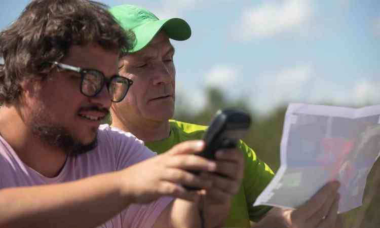 Daniel Camargos e Dom Phillips em cena do filme 'Relatos de um correspondente na guerra da Amaznia'