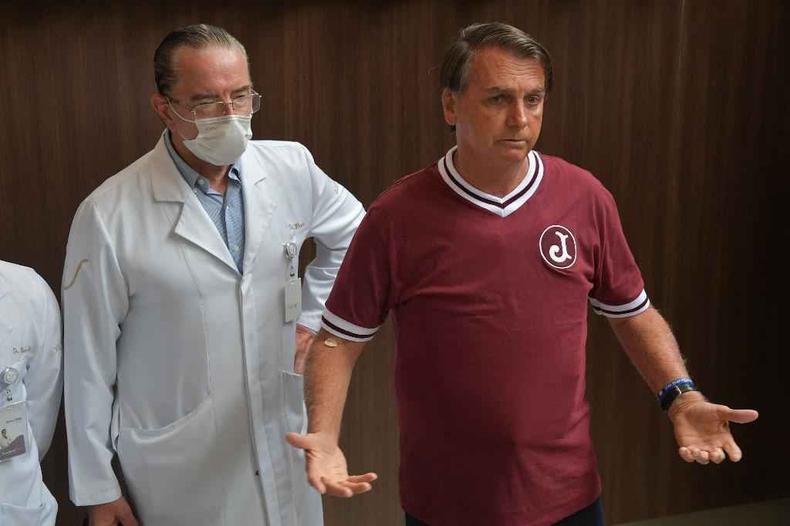 Bolsnaro em entrevista no hospital onde ficou internado dois dias por obstruo intestinal