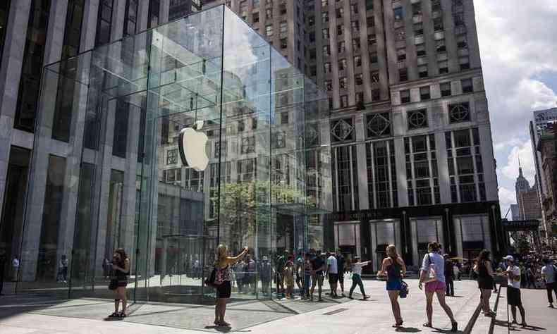 Loja da Apple na Fifth Avenue, em Nova York, fica cheia de consumidores e turistas(foto: AFP)