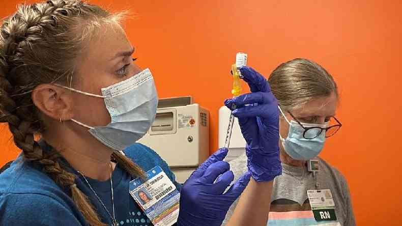 Profissional da sade preparando vacina contra monkeypox