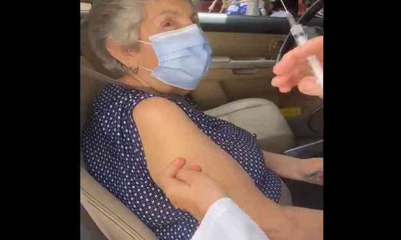 Mulher de 88 anos recebeu a vacina contra a COVID-19 depois da reclamao da filha(foto: Reproduo de Internet)