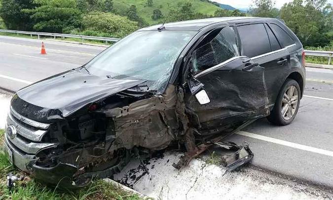Um veículo invadiu a contramão e atingiu a lateral do outro carro(foto: Polícia Rodoviária Federal (PRF) / Divulgação) Um veículo invadiu a contramão e atingiu a lateral do outro carro(foto: Polícia Rodoviária Federal (PRF) / Divulgação)