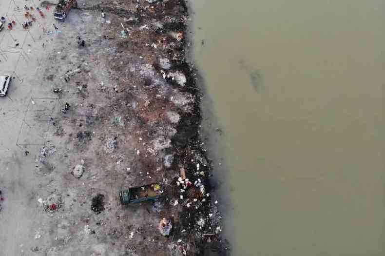 Foto de 5 de maio mostra pontos de cremao s margens do rio Ganges;  comum hindus cremarem seus mortos(foto: Getty Images)