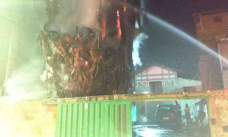 Chamas assustaram moradores da Rua Maria Pietra Machado(foto: Corpo de Bombeiros/Divulgao)