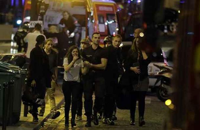 Horror transmitido em tempo real em Paris.(foto: Pierre Monfort/AFP) Horror transmitido em tempo real em Paris.(foto: Pierre Monfort/AFP)