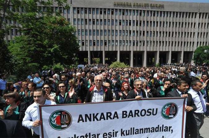 Advogados marcharam nesta quarta-feira em Ancara, em apoio aos manifestantes(foto: AFP PHOTO / STR )