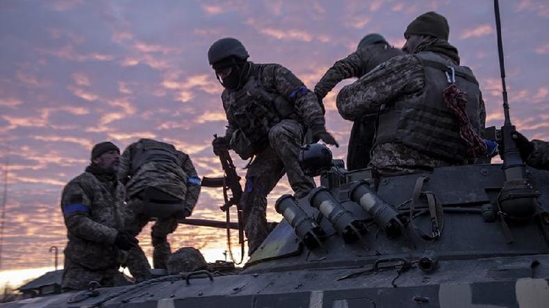 Militares ucranianos se preparam para batalha contra o exrcito russo na vila de Lukyanivka, a leste de Kiev, na Ucrnia, em 28 de maro de 2022