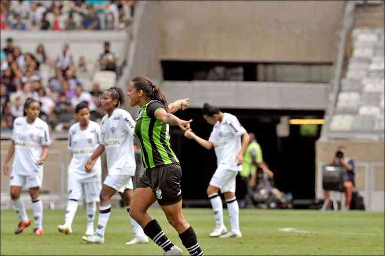 Primeiro confronto feminino no Mineiro teve quatro mil torcedores e goleada do Amrica sobre o Atltico por 3 a 0(foto: Leandro Couri/EM/D.A Press)