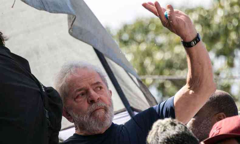 Lula foi condenado a 12 anos e um ms de priso pelos crimes de corrupo passiva e lavagem de dinheiro(foto: Nelson Almeida/AFP)