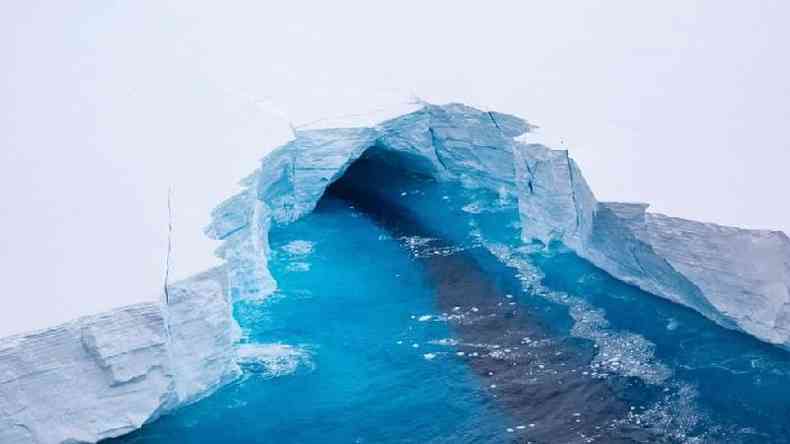 Voo de reconhecimento mostra tambm tneis se formando sob o iceberg(foto: BFSAI/Corporal Philip Dye )