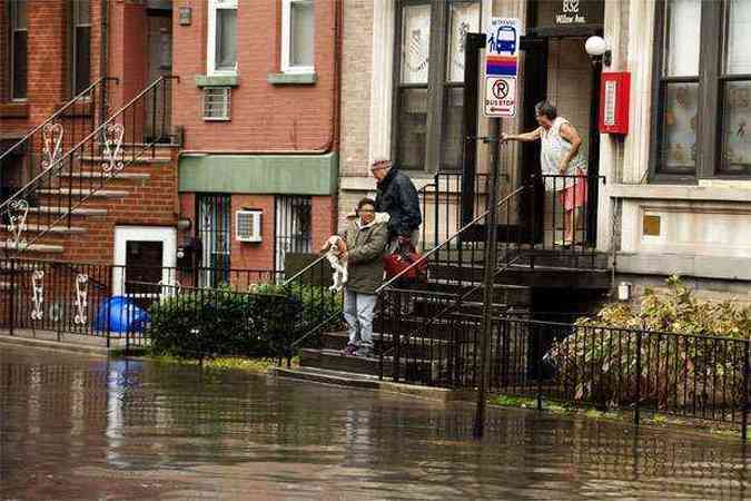 Moradores ficaram ilhados em casa em Nova Jersey, uma das cidades mais devastadas por Sandy(foto: Michael Bocchieri/Getty Images/AFP)