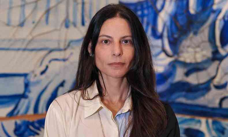 Paula Azevedo, diretora do Inhotim, olha para a cmera