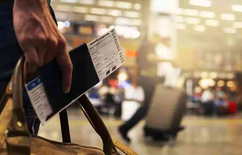 Passagem de avio dentro de passaporte em aeroporto