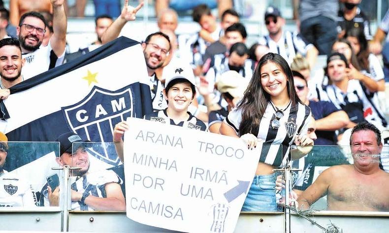 (foto: Fotos: Ramon Lisboa/EM/D.A Press ) na torcida do galo com garoto e um cartaz pro Arana