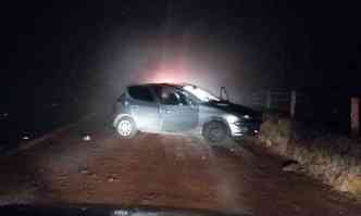 Ao tentar escapar, motorista se chocou contra a murada de pedras(foto: PMMG/Divulgao)
