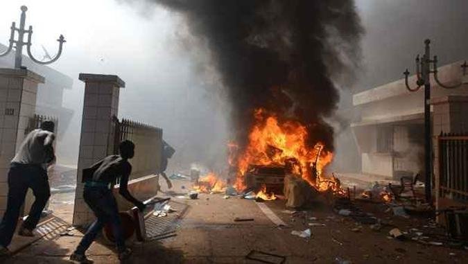 Manifestantes invadiram e colocaram fogo no parlamento nacional nesta quinta(foto: ISSOUF SANOGO / AFP)